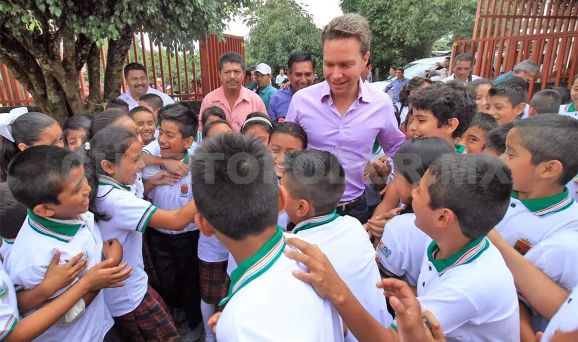 El gobernador visitó la Primaria Guadalupe Victoria, donde otorgó 447 uniformes, mochilas y útiles escolares. CP