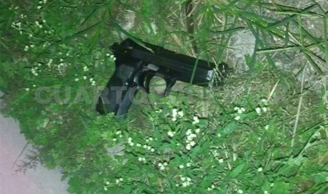 El arma de fuego quedó tirada sobre la vía pública, tras el intento de agresión contra Ángel Gabriel Sánchez Gallegos, de 38 años de edad. CP