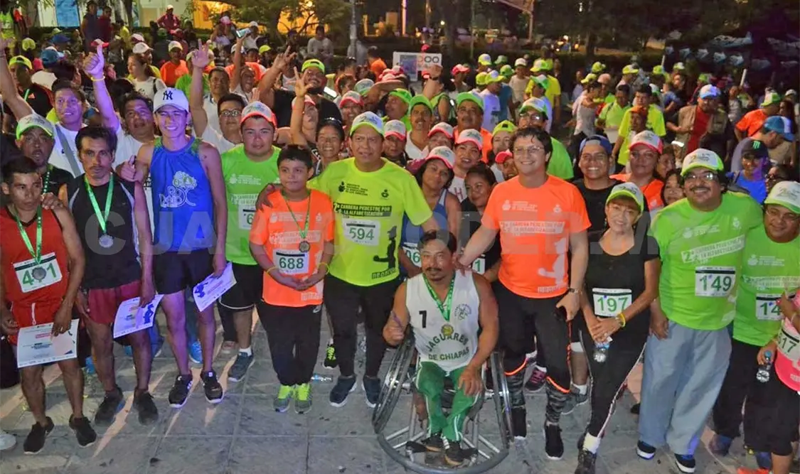 Una ola de color iluminó la Vía Tuxtla Activa
