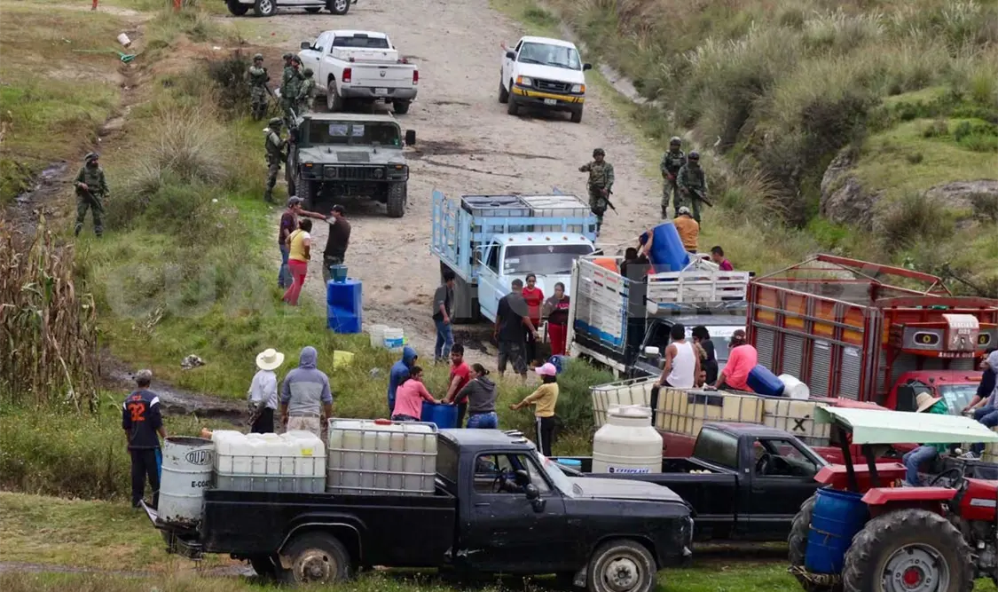 Pobladores roban combustible tras fuga en ducto