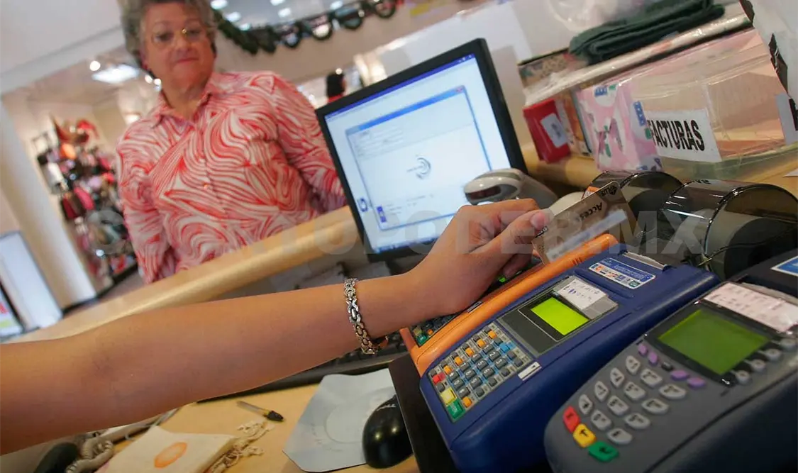 Sugieren reducir compras con tarjetas de crédito