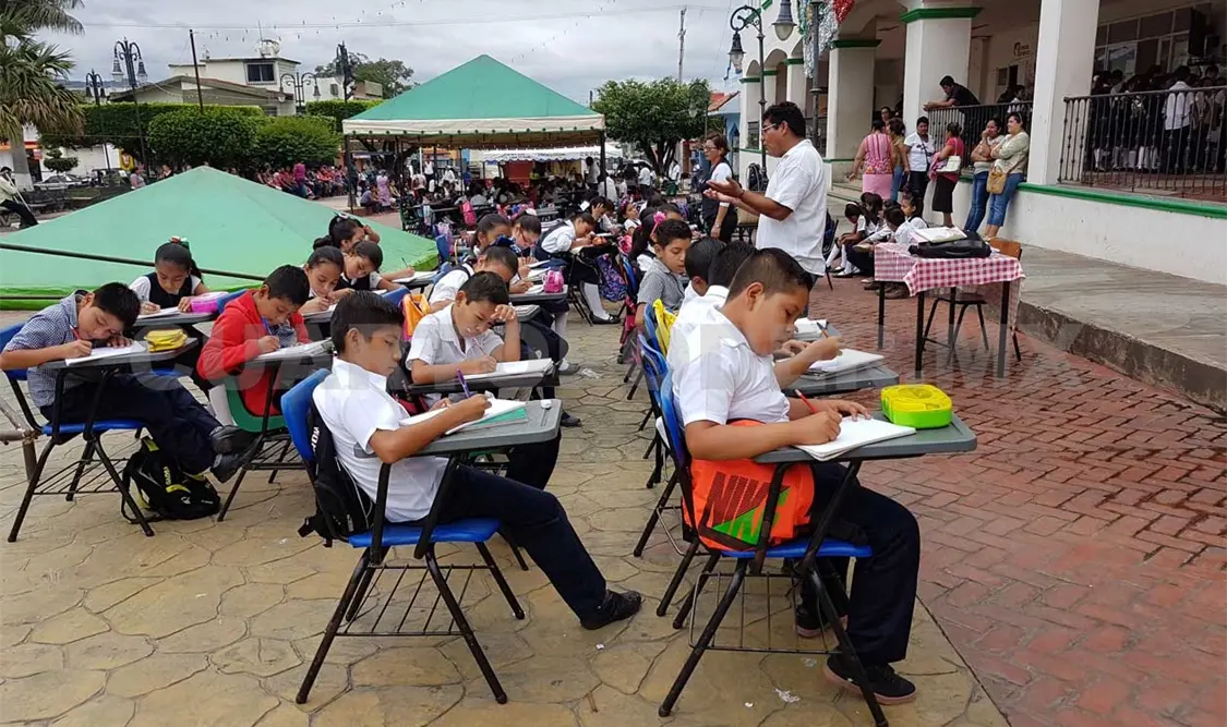 Por afectaciones, niños toman clases en la calle