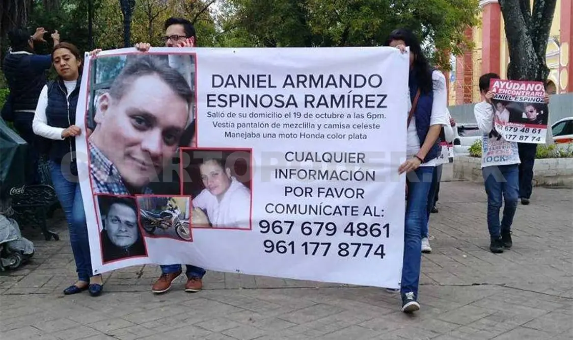 Marchan familiares de joven desaparecido