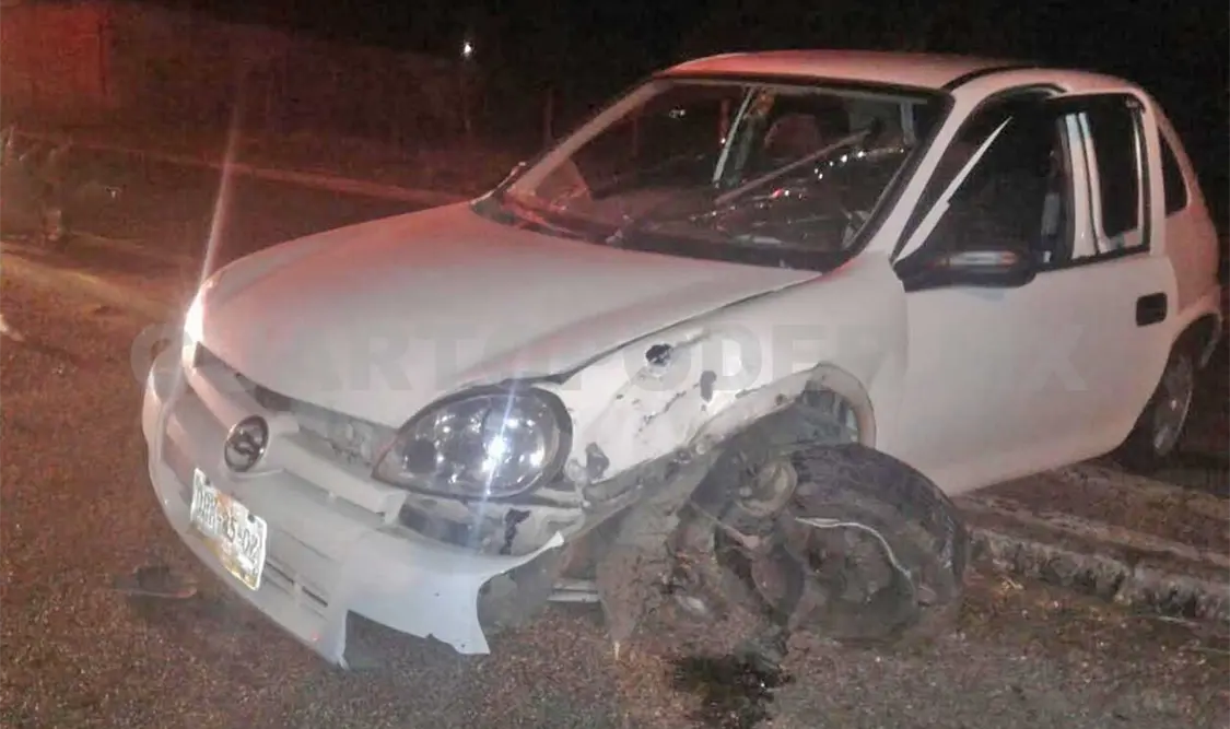 Veloz conductor estrelló su vehículo y tiró luminaria