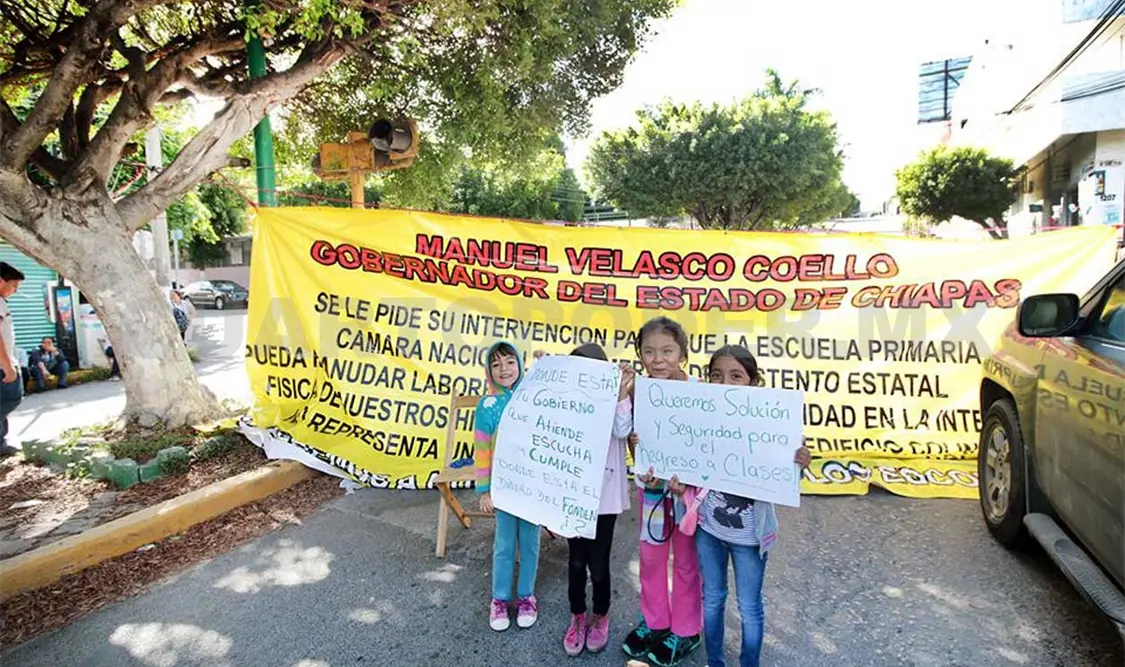 Bloquean calles y exigen clases