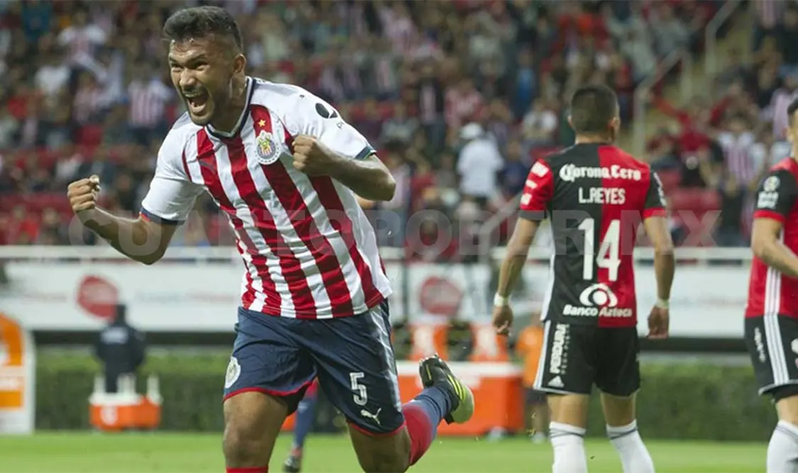 Chivas vence a Atlas y sigue con la defensa de su título