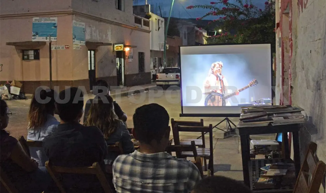 Transeúntes pudieron ver algo de las actividades del Festival Internacional Cervantino. Darwin Mendoza