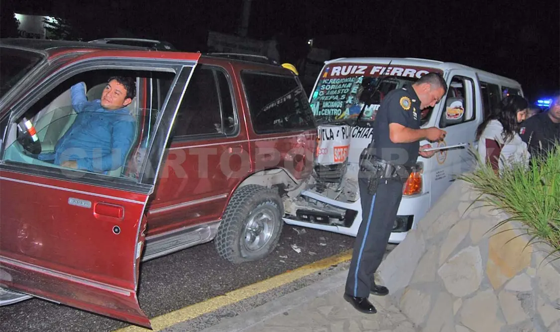 10 lesionados en accidente de colectivo y camioneta