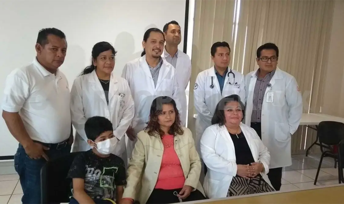 Recibe Leonardo riñón de su progenitora