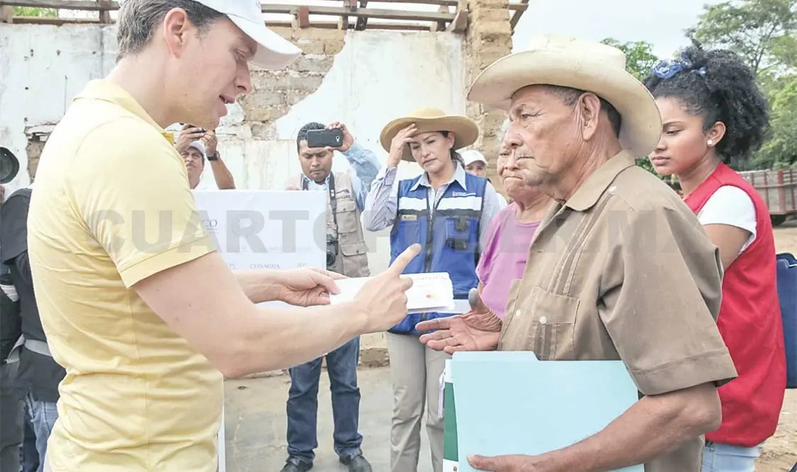 Entrega MVC tarjetas para reconstrucción de viviendas