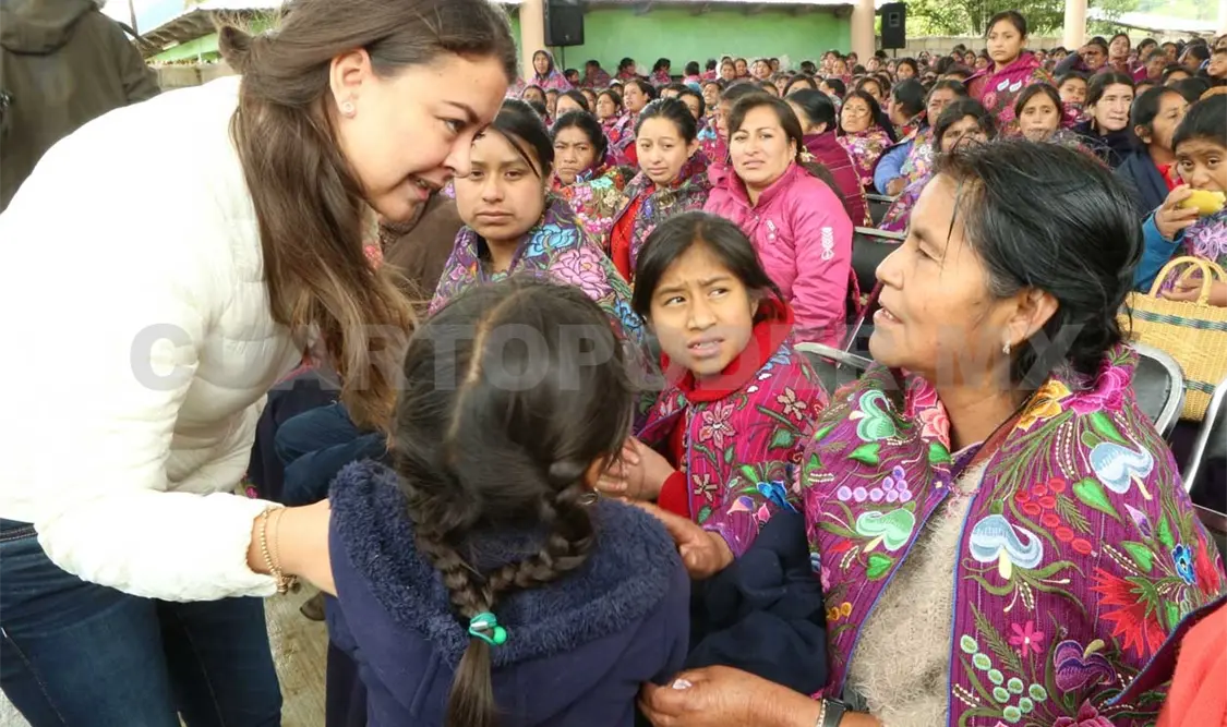 Mujeres de Zinacantán reciben a Sasil de León