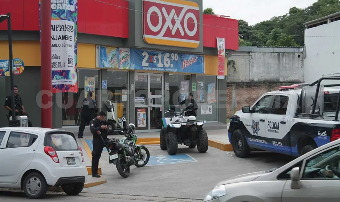 Pistoleros perpetran atraco en tienda de conveniencia