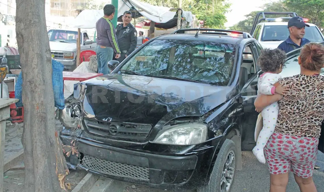 Acelerado conductor perdió el control e impactó en árbol