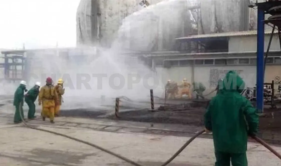 Una fuga de amoniaco al interior de una empresa de refrescos, dejó un saldo de cinco trabajadores intoxicados y 40 con crisis nerviosa. Agencias