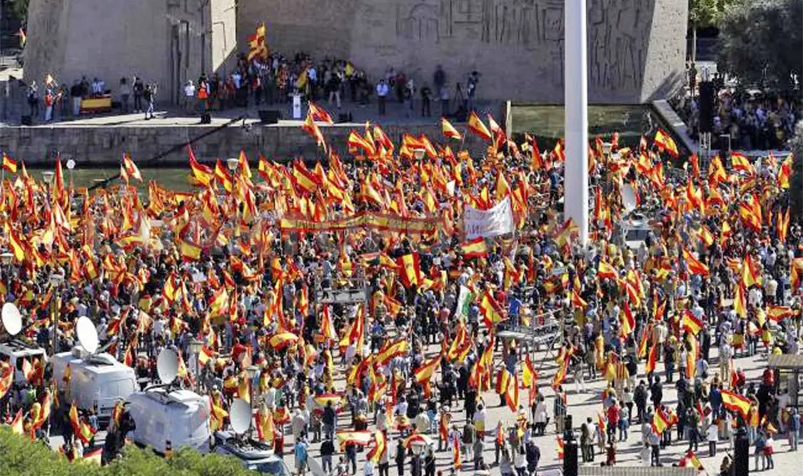 Centenares de personas salieron a las calles en defensa de la unidad del país y en contra de la independencia de Cataluña. El Universal