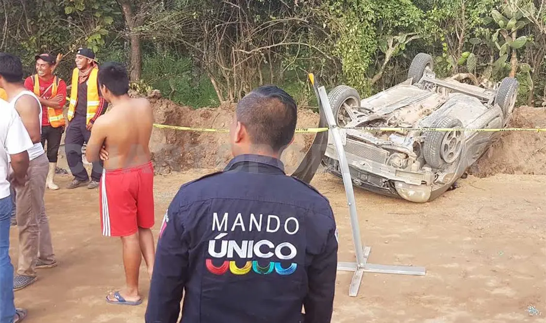 La enardecida turba pretendía quemar vivos a dos de los retenidos; la policía logró intervenir para evitar un tragedia. Dalia Villatoro / CP
