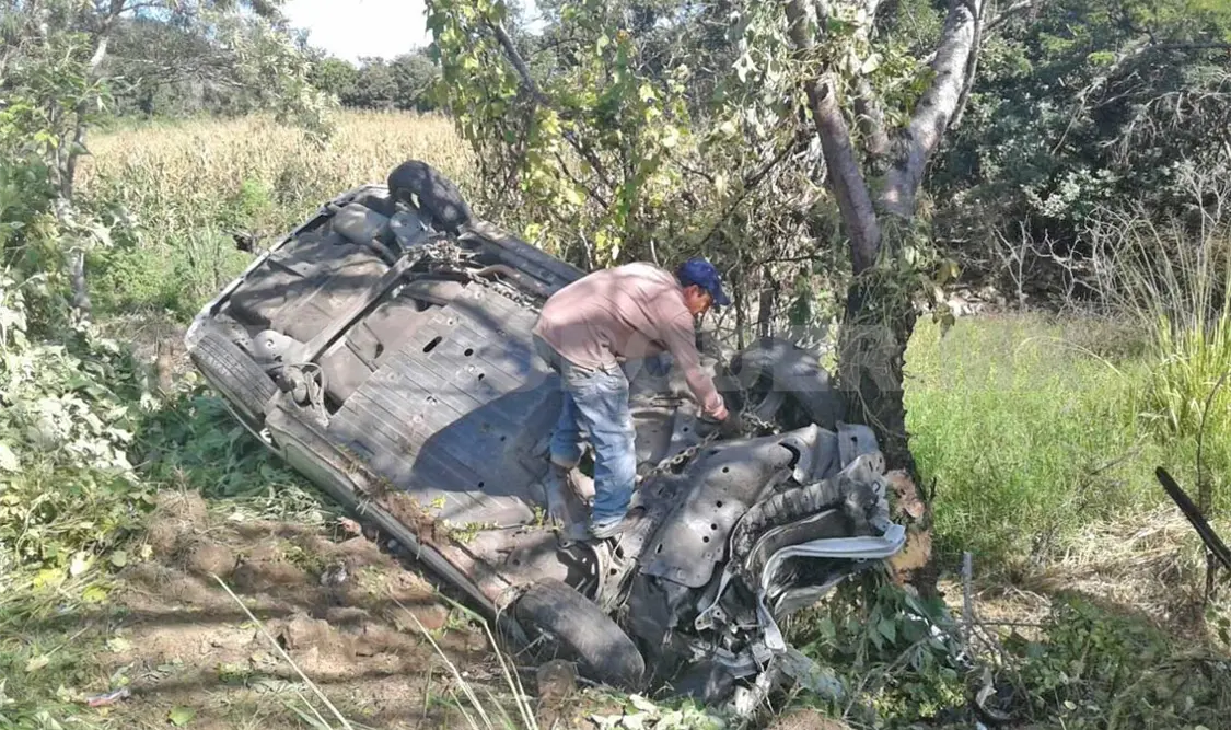 Vuelca al ir a exceso de velocidad; quedó lesionada