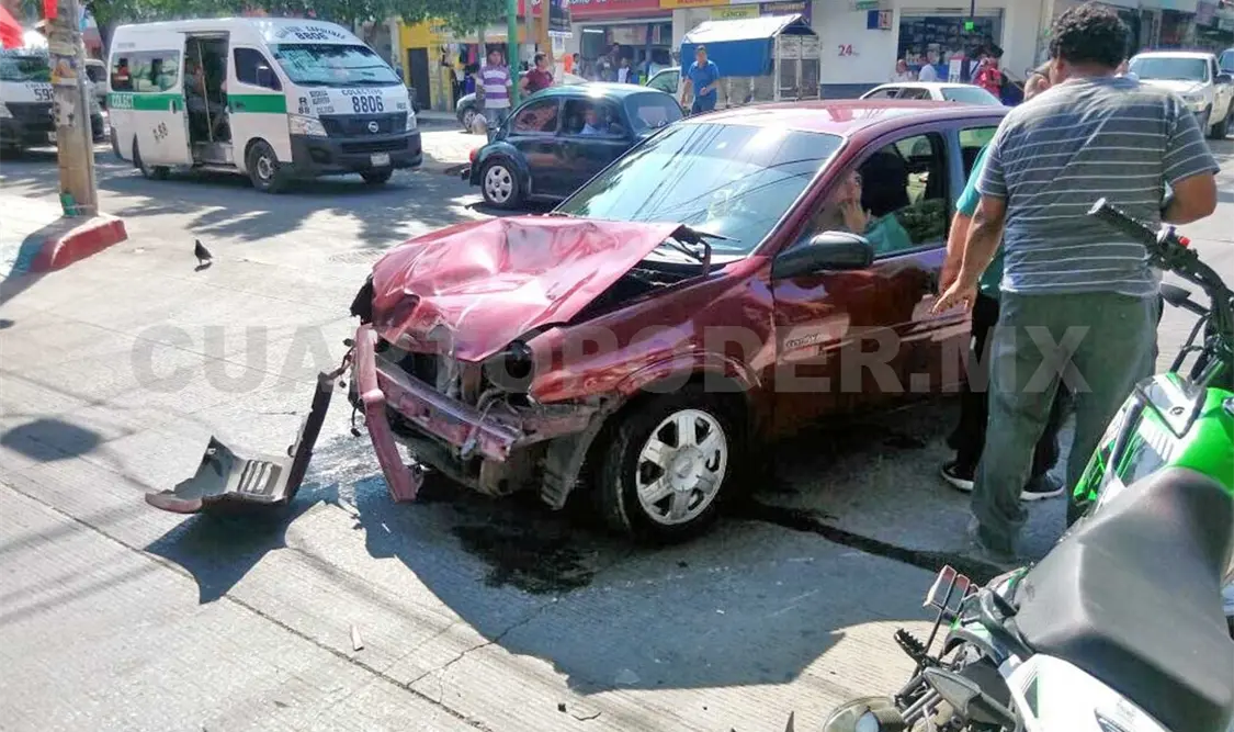 Se pasa preferencia y embiste a un motociclista
