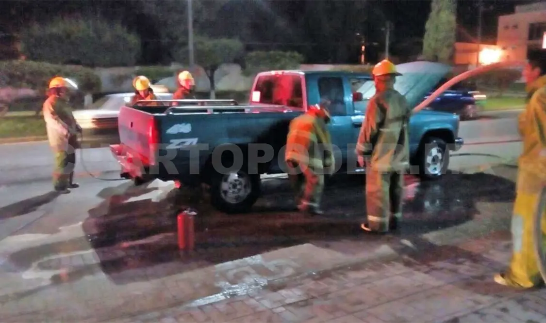 Se incendia camioneta en bulevar