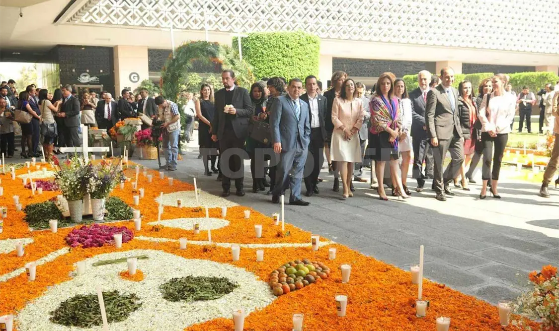 Inauguran ofrenda en memoria de fallecidos