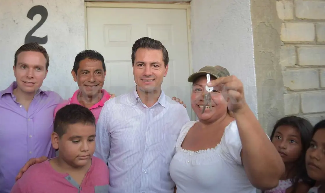 Peña Nieto entrega primeras viviendas reconstruidas