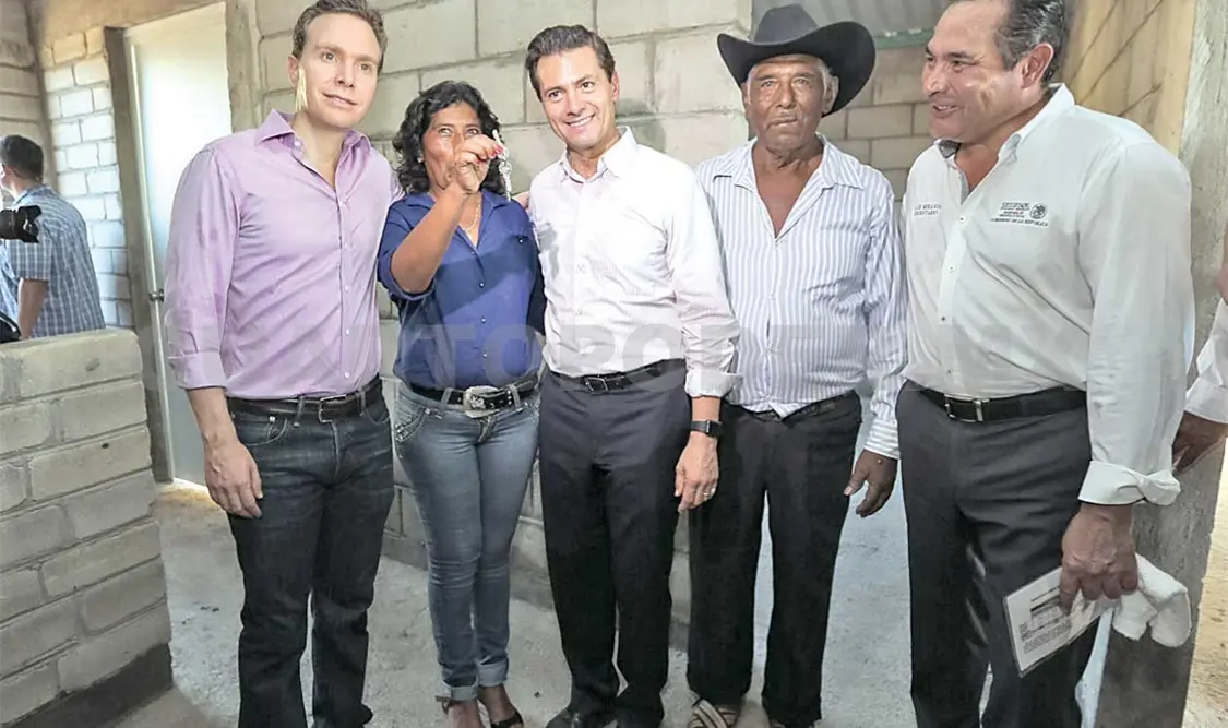 Entregan EPN y MVC nuevas viviendas en zonas afectadas