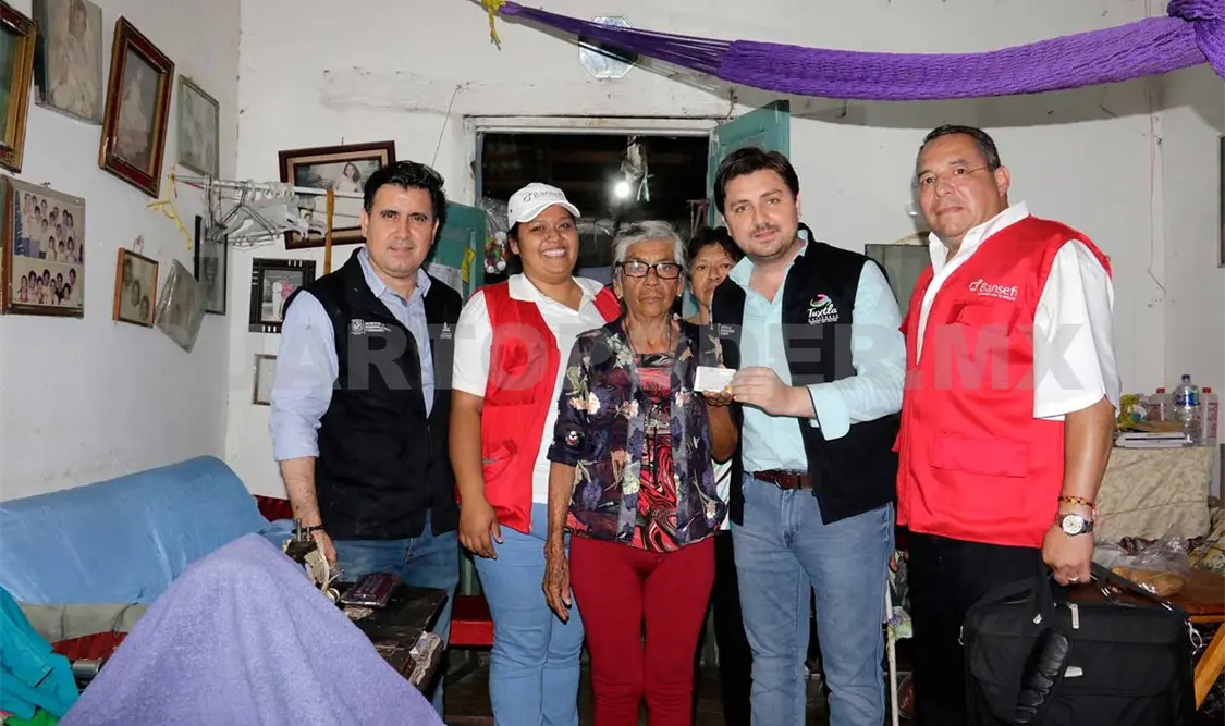 Castellanos entrega tarjetas para la reconstrucción