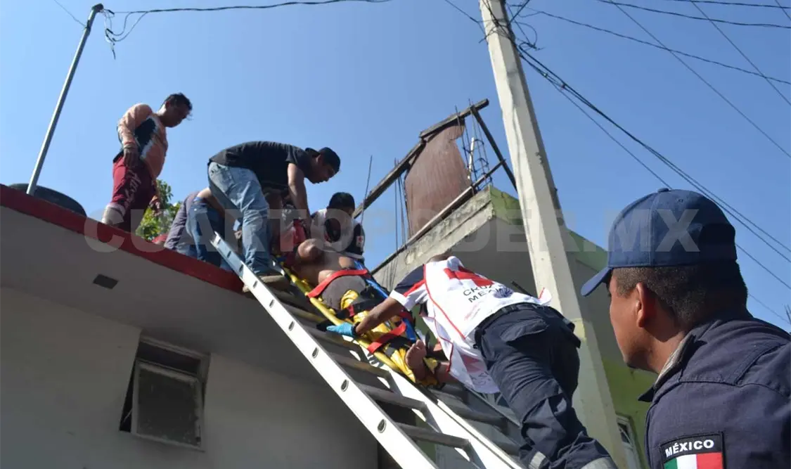 Recibió descarga eléctrica y cayó de un espectacular
