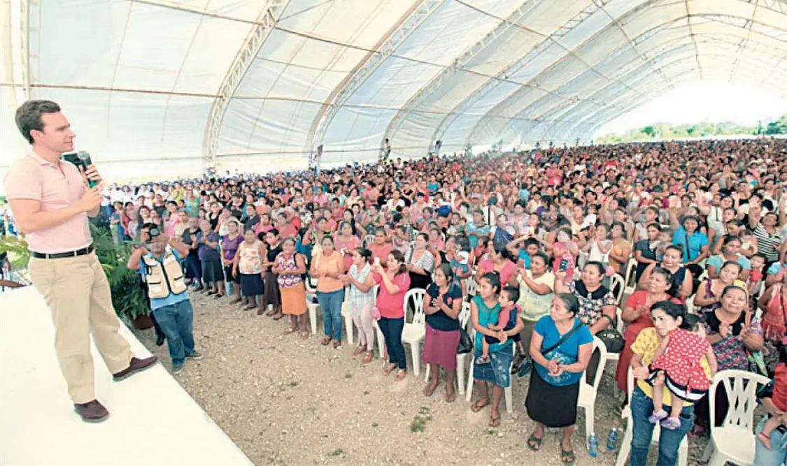 Apoya Manuel Velasco a jefas de familia afectadas por sismo