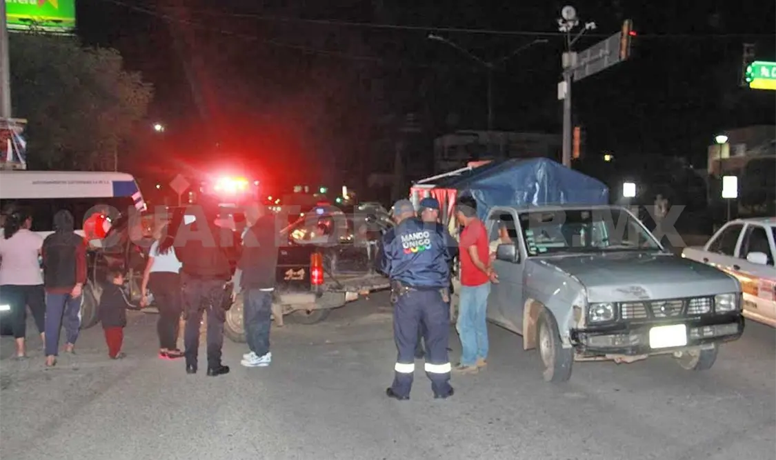 Semaforazo entre dos camionetas en bulevar
