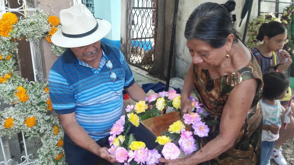 Familia Jiménez de la Cruz en el panteón municipal de Tuxtla Gu-tiérrez. Foto: Guillermo Ramos/Cp