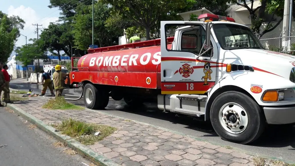 Bomberos sofocando un incendio en Tuxtla Gutiérrez. Foto: Guillermo Ramos/Cp