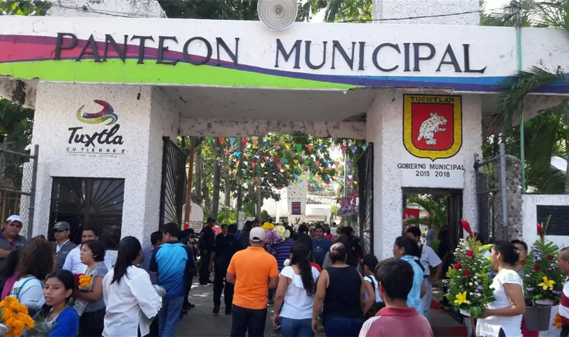 Miles de personas visitaron este 2 de noviembre las tumbas en los panteones de Tuxtla. Foto: Guillermo Ramos/Cp