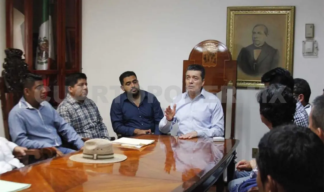 Recibe Rutilio Escandón Cadenas a pobladores de Túmbala y Sabanilla