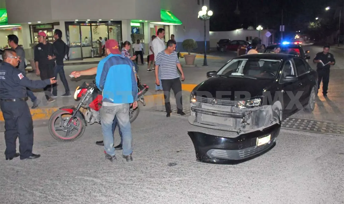 Ebrio motociclista se estrelló contra vehículo