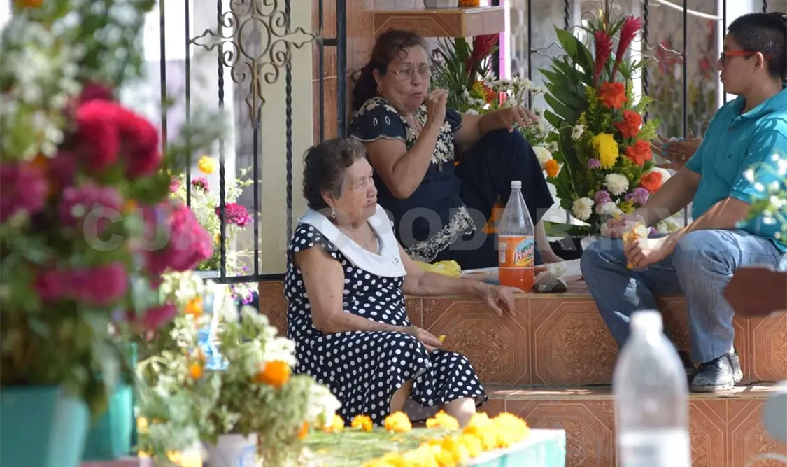 Este año menos personas visitaron los panteones de Tuxtla Gutiérrez. Guillermo Ramos /CP