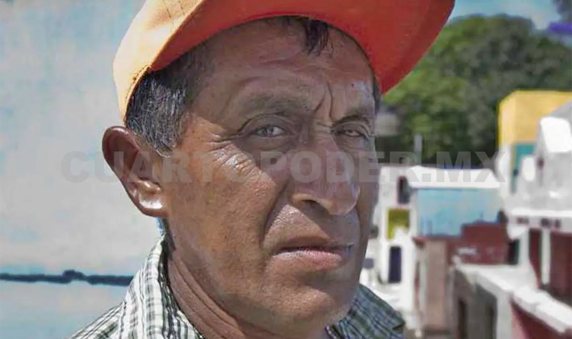 Don Venancio es quien entierra a las personas en el panteón de Pomuch, Campeche.