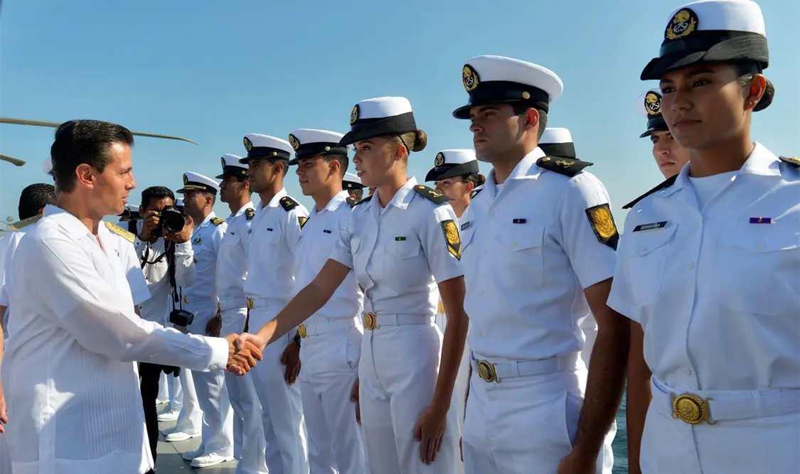 Peña Nieto abandera nueva guardia costera de la Armada de México