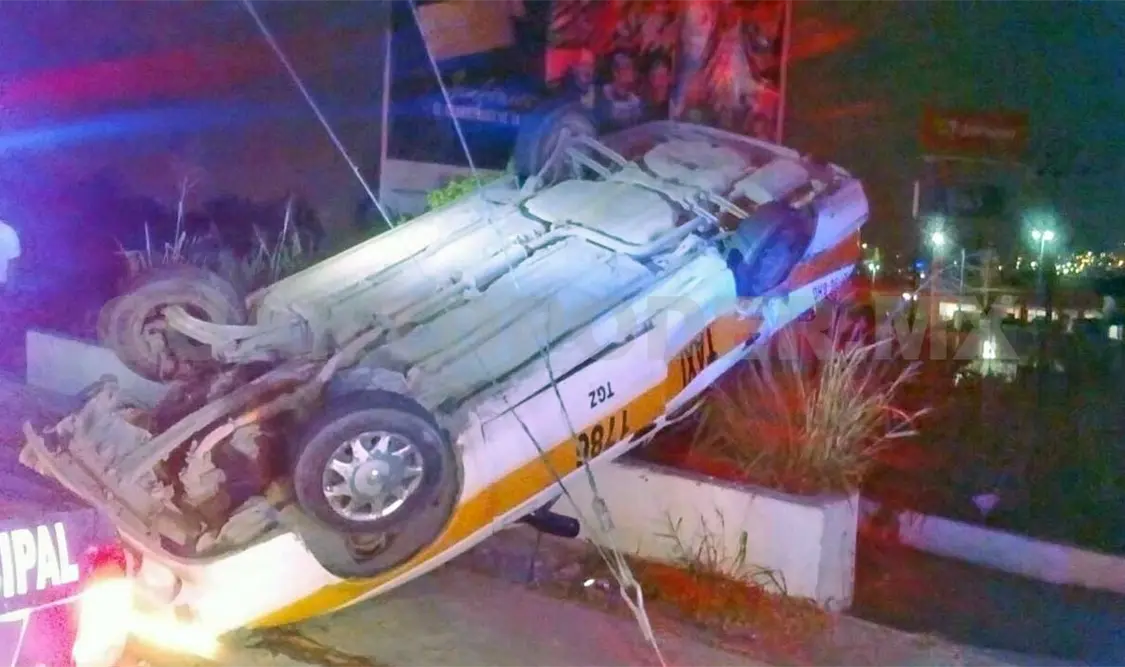 Un lesionado en volcadura de taxi