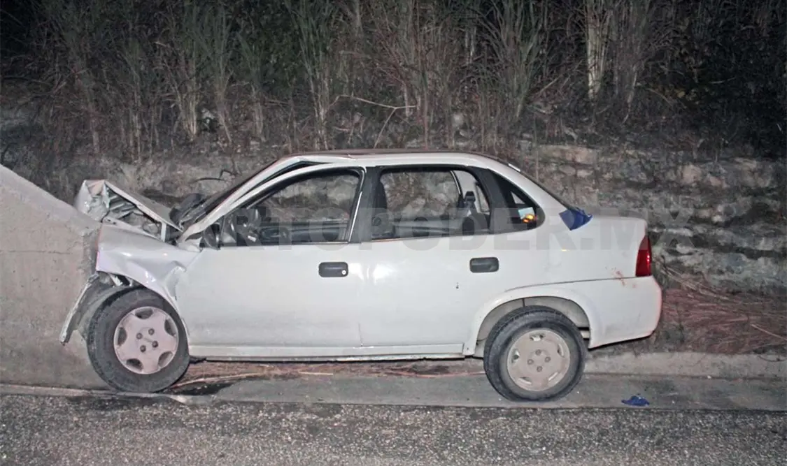 Veloz conductor impacta contra concreto
