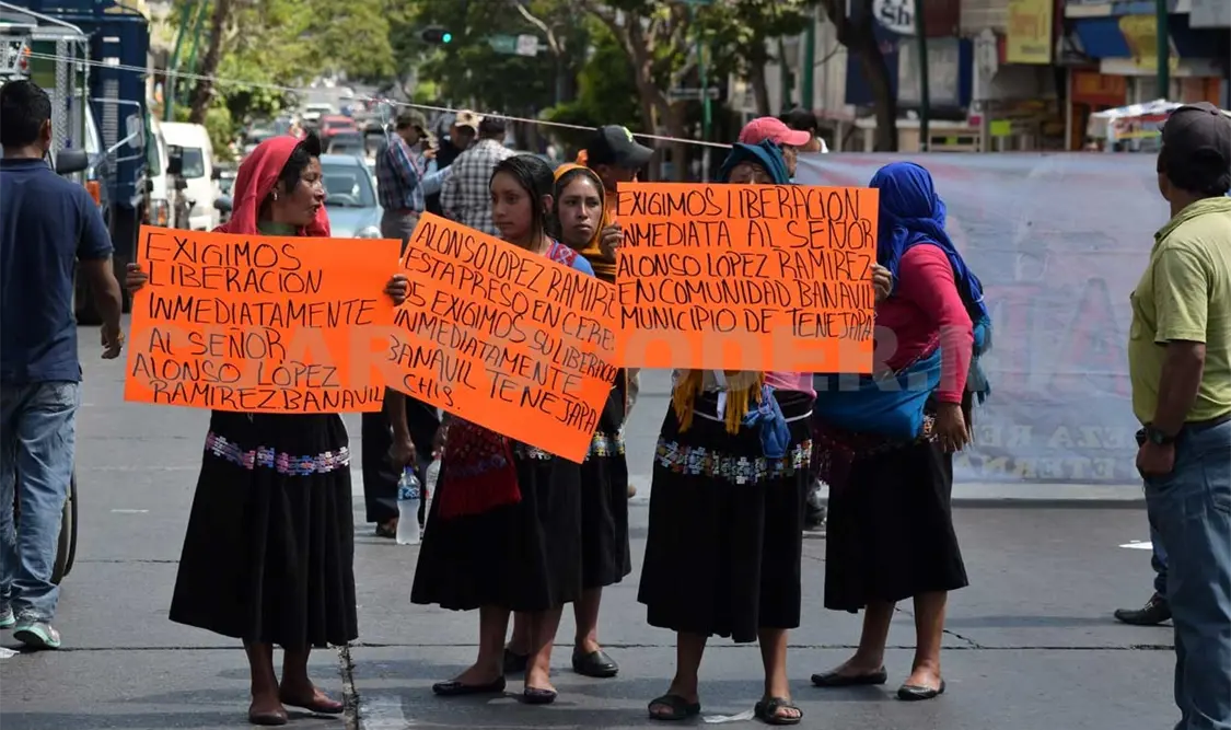 Piden justicia para familias desplazadas y presos políticos
