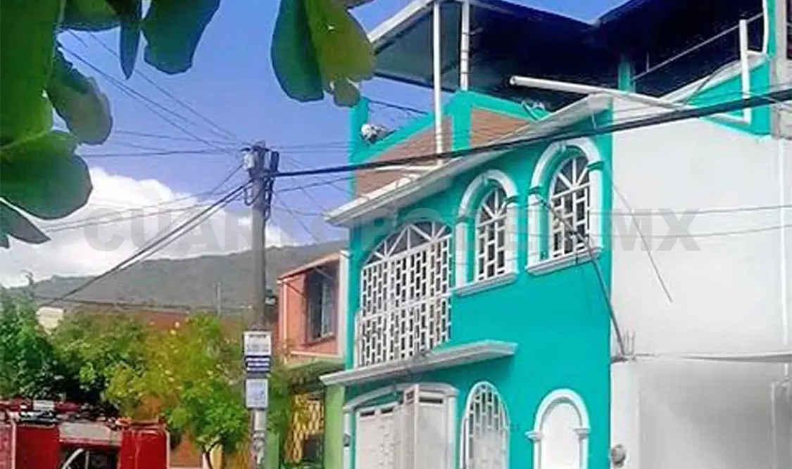Arde galera sobre casa de dos pisos