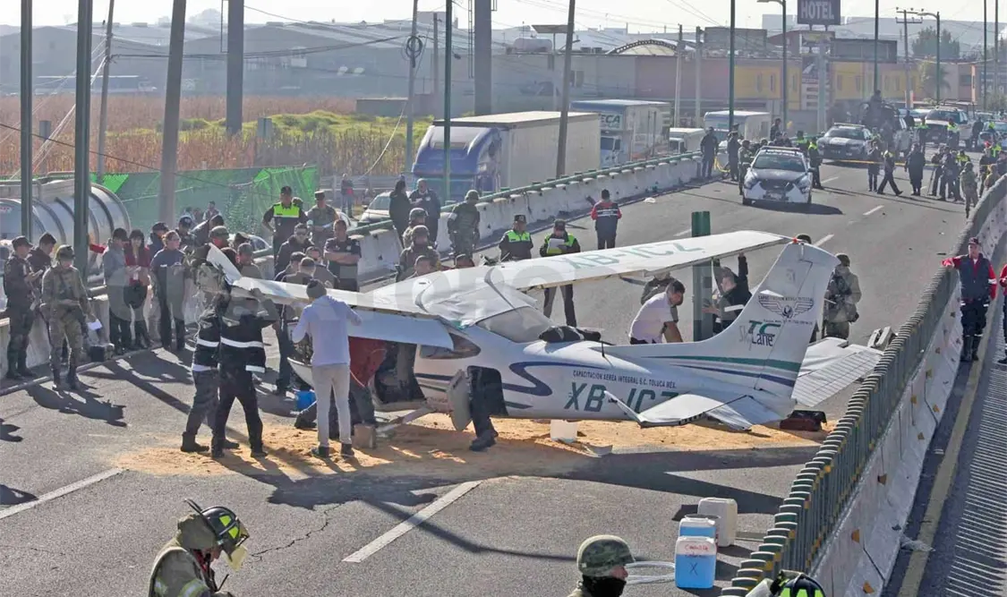 Avioneta aterriza de emergencia sobre boulevard