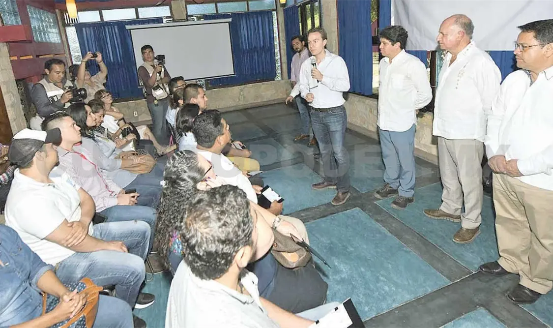 Continúa entrega de apoyos a comercios afectados