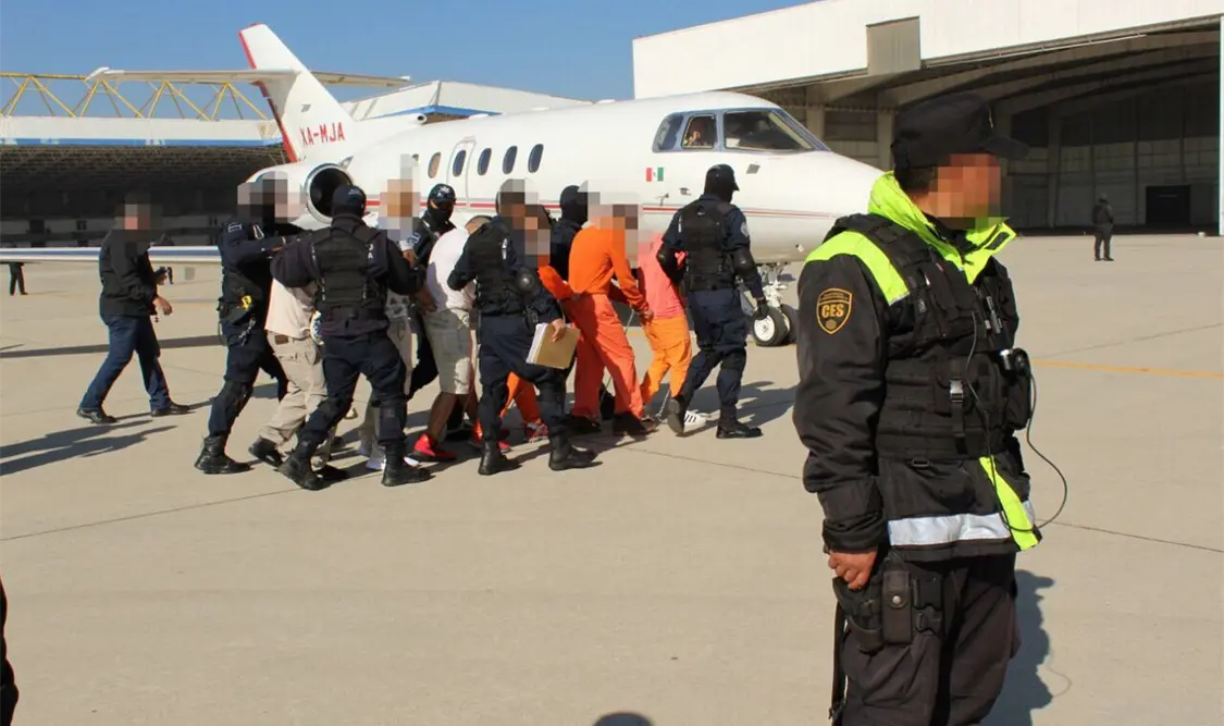 Trasladan a penales federales a 49 reos de cárceles del Estado de México
