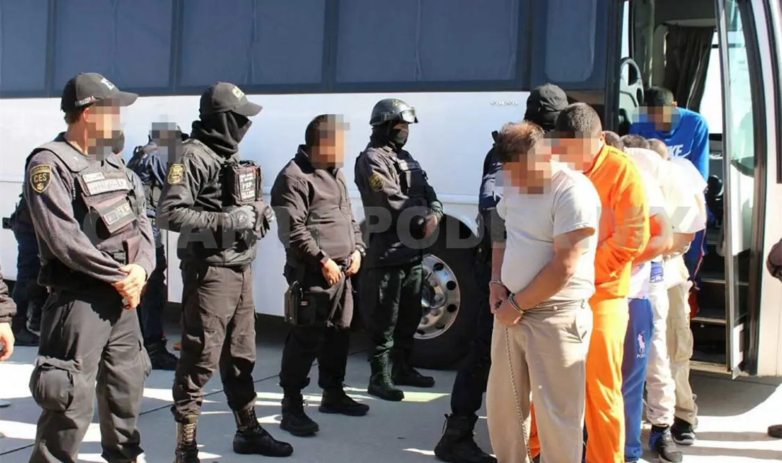 Trasladan a 49 reos a penales federales