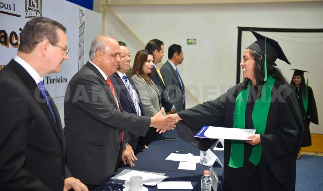 Concluyen estudios con título en mano