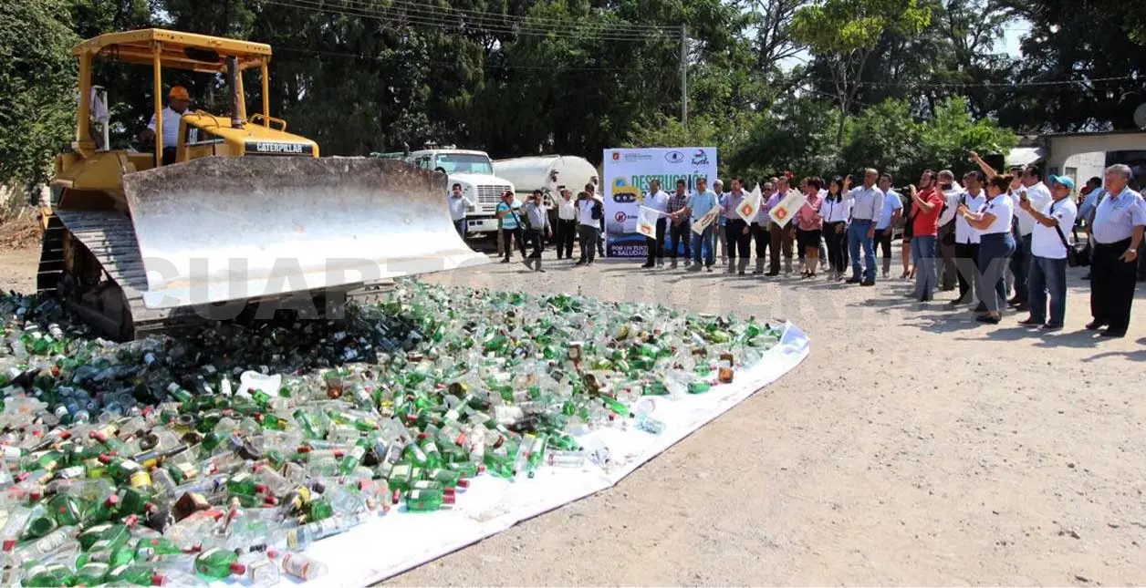 Destruyen botellas vacías de bebidas alcohólicas