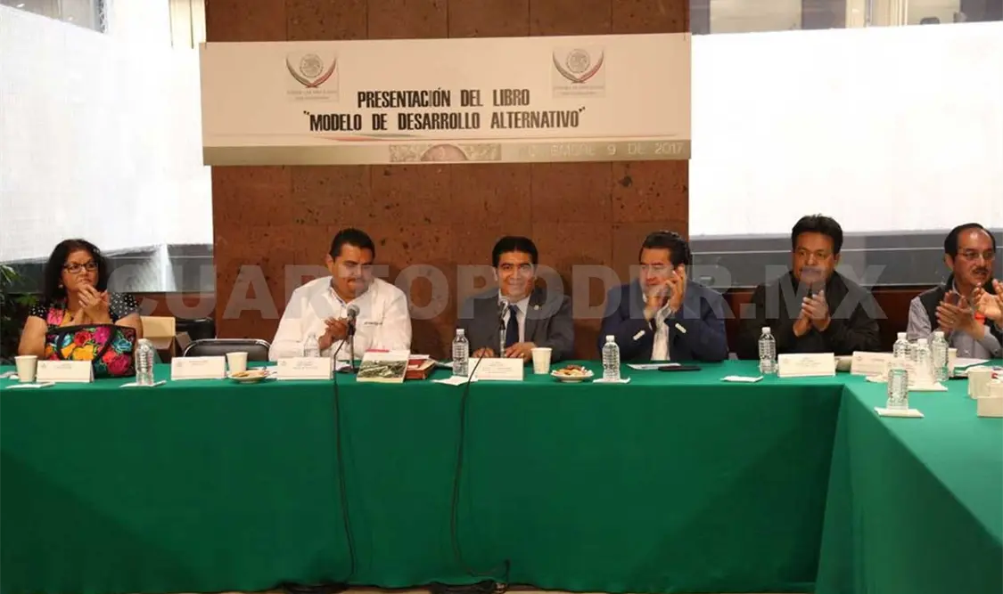 Presentan libro Modelo de desarrollo alternativo