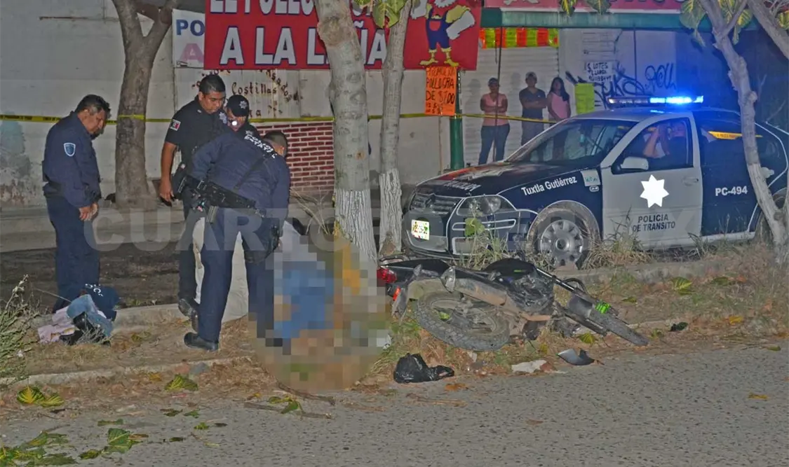 Policía muere al estrellar su motocicleta contra árbol